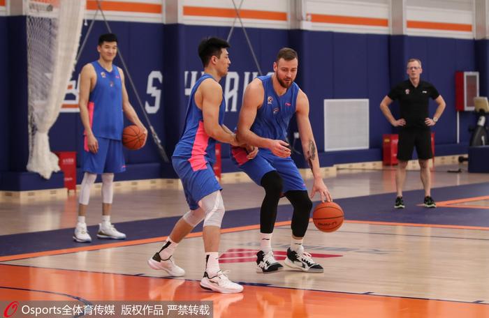 刻苦训练篮球时如何避免受伤的建议_1